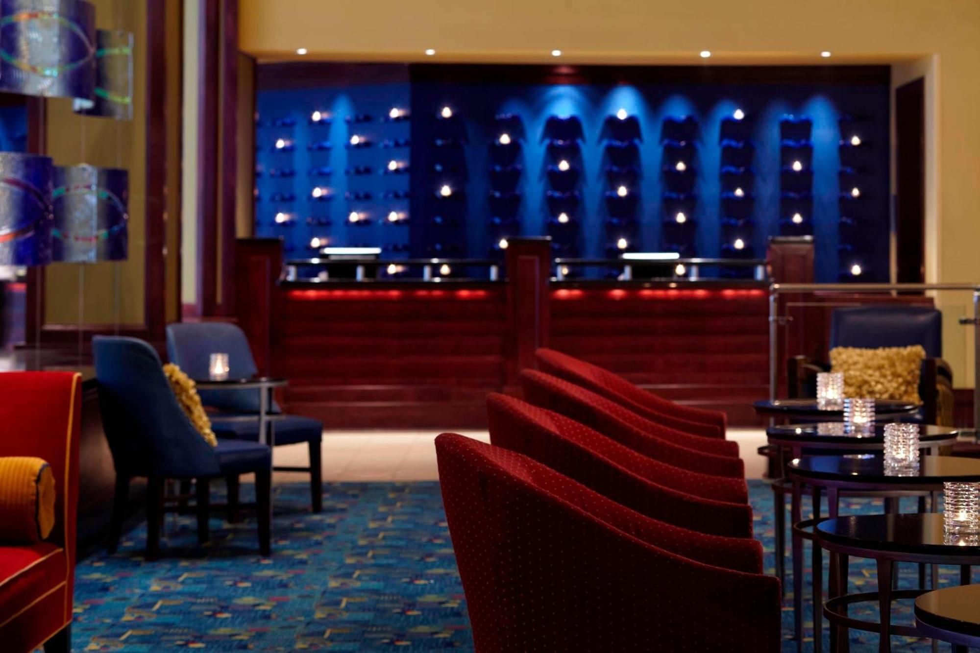 เรเนซองส์ โมบิล ริเวอร์วิว พลาซา โฮเทล Hotel ภายนอก รูปภาพ