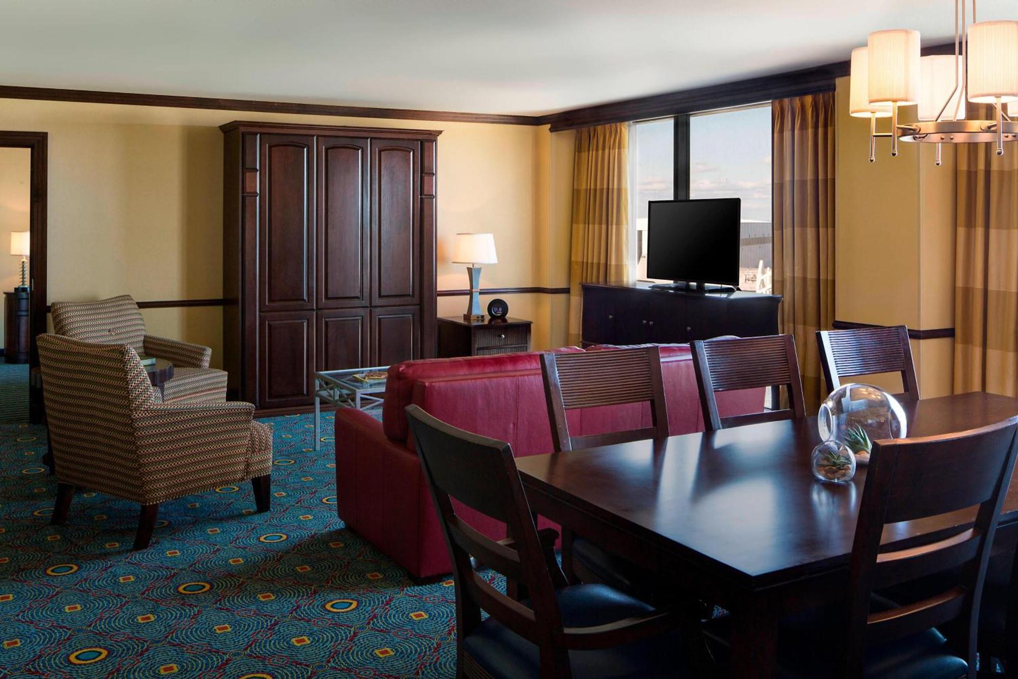 เรเนซองส์ โมบิล ริเวอร์วิว พลาซา โฮเทล Hotel ภายนอก รูปภาพ